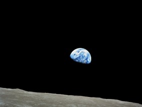 La_Terre_depuis_la_Lune_par_la_mission_Appolo_8_1968_photo_credit_NASA.jpg